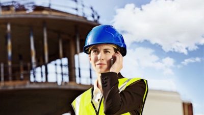 4-woman-onsite-of-a-large-construction-project